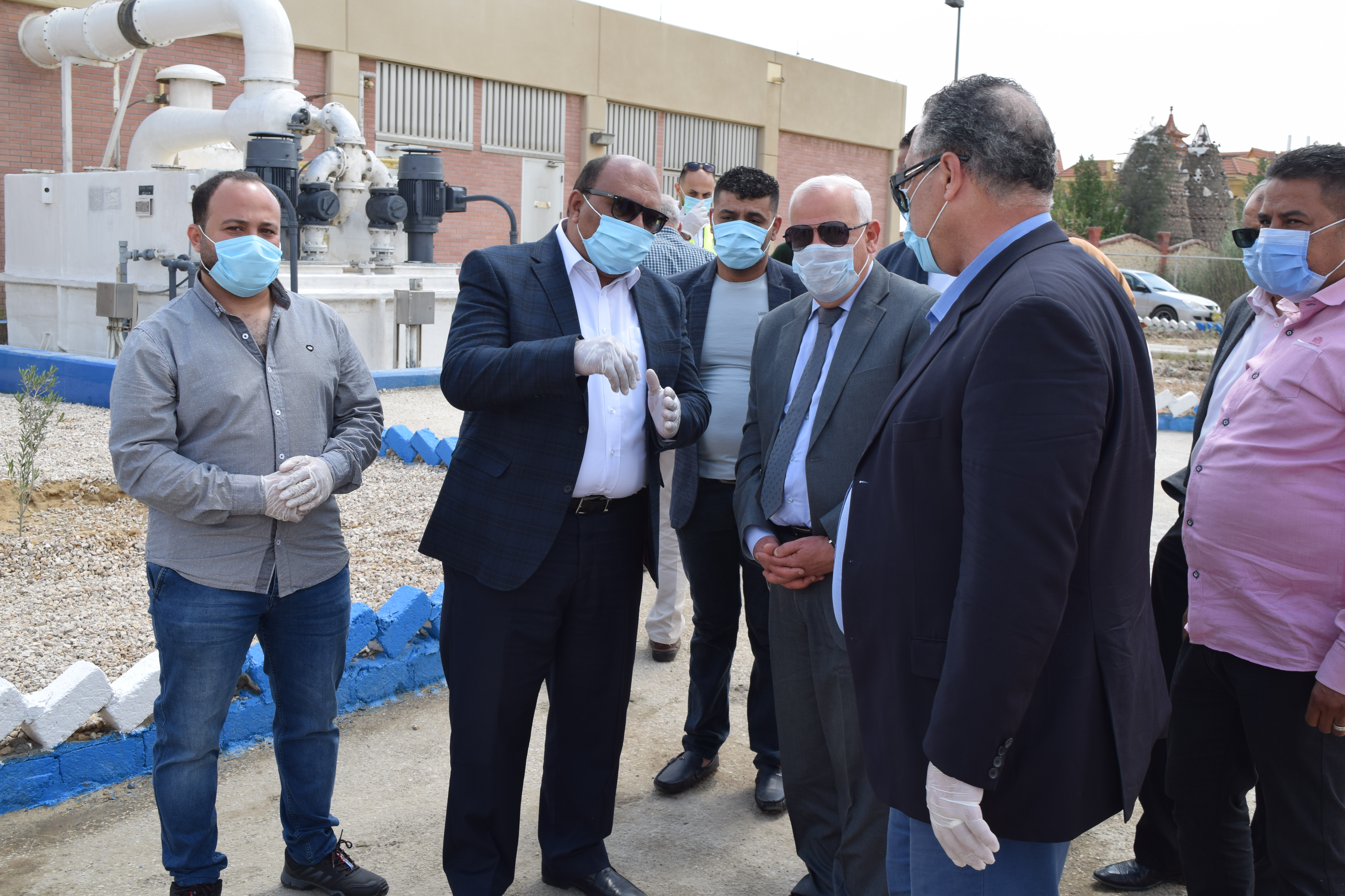 محافظ بورسعيد ورئيس شركة مياة القناة يتفقدان محطة المياة العكرة بالقنطرة غرب