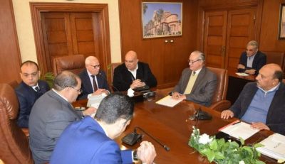 محافظ بورسعيد يستعرض مستجدات أعمال تنفيذ محطات الصرف الصحي الجاري تنفيذها بالمحافظة
