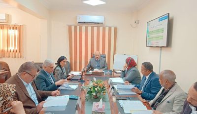 رئيس مياه القناة يستعرض الموقف التنفيذى لعدد من مشروعات مياه الشرب والصرف الصحى بمحافظات القناة
