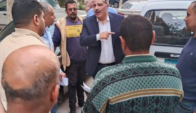 مياه القناة: إعادة تأهيل عدد (2) مينى باص لتشغيلها سيارات خدمة عملاء متنقلة ضمن خطة رفع كفاءة الأصول وتحسين جودة الخدمات المقدمة للمواطنين.. في إطار استراتيجية شركة مياه الشرب والصرف الصحي بمحافظات القناة الهادفة إلى تعظيم الاستفادة من الموارد المتاحة ورفع كفاءة الأصول التشغيلية، تم الانتهاء من إعادة تأهيل عدد (2) مينى باص وتجهيزهما للعملاء كـ سيارات خدمة عملاء متنقلة، وذلك ضمن خطة الشركة لتطوير منظومة تقديم الخدمات والوصول إلى المواطنين في مختلف المناطق، خاصة القرى والتوابع والمناطق البعيدة. وتأتي هذه الخطوة في ضوء توجهات الدولة نحو تحسين جودة الخدمات الحكومية وتيسير حصول المواطنين عليها دون عناء الانتقال إلى مقار الشركة، بما يحقق مفهوم الخدمة الميدانية ويعزز من سرعة الاستجابة لاحتياجات المواطنين، ويخفف الضغط على مراكز خدمة العملاء الثابتة. وقام اللواء أ.ح مهندس/ أحمد محمد رمضان، رئيس مجلس الإدارة والعضو المنتدب لشركةمياه الشرب والصرف الصحى بمحافظات القناه ، بالاطمئنان على جاهزية السيارات بعد الانتهاء من أعمال إعادة التأهيل والتجهيز، مؤكدًا أهمية استمرار رفع كفاءة الأصول وتعظيم الاستفادة من الإمكانات المتاحة بالشركة بما يحقق أعلى عائد خدمي للمواطنين. وأوضح أن تشغيل سيارات خدمة العملاء المتنقلة يمثل نقلة نوعية في أسلوب تقديم الخدمة، حيث يتيح إنجاز العديد من المعاملات في مكان تواجد المواطنين، مثل الاستعلام عن الفواتير، تقديم الشكاوى، طلبات التعاقد، وغيرها من الخدمات، بما يساهم في تقليل الوقت والجهد وتحسين مستوى رضا المواطنين. وأضاف أن الشركة تولي اهتمامًا خاصًا بالوصول إلى المناطق الأكثر احتياجًا، من خلال التوسع في الخدمات الميدانية، مشيرًا إلى أن إعادة تأهيل المركبات بدلاً من شراء جديدة يعكس توجهًا نحو ترشيد الإنفاق وتعزيز الاستدامة المالية مع الحفاظ على جودة الخدمة. وأكد أن هذه الخطوة تأتي ضمن خطة شاملة لتطوير منظومة خدمة العملاء ورفع كفاءة الأداء، من خلال الدمج بين الحلول الميدانية والتقنيات الحديثة، بما يدعم جهود التحول الرقمي ويساهم في تحسين تجربة المواطن مع خدمات الشركة. وأكد اللواء أحمد رمضان ان الشركة مستمرة في تطوير أدواتها التشغيلية وتحديث أساليب العمل بما يواكب متطلبات المرحلة الحالية ويعزز من جودة الخدمات المقدمة للمواطنين بمحافظات القناة.